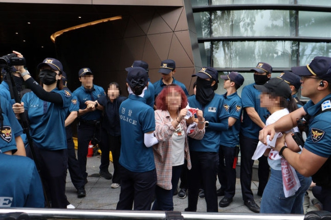 오염수 해양 투기 반대 기자회견을 벌이던 중 일본대사관 진입을 시도한 대학생 16명이 경찰에 체포됐다. 사진은 후쿠시마 오염수 투기 반대 대학생 원정단과 경찰이 대치 중인 모습. /사진=뉴시스