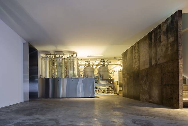 서울 중구 신당동에 위치한 춘풍양조장 1층 양조장 모습. 가운데에 양조 탱크가 보인다. [춘풍양조장 제공]