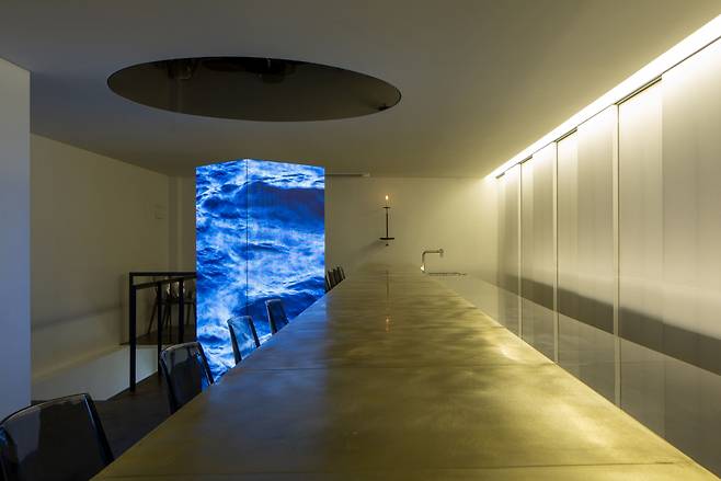 춘풍양조장의 2층 칵테일 바 공간, 한옥을 모티브로 만들어진 막걸리 체험 공간이다.[춘풍양조장 제공]