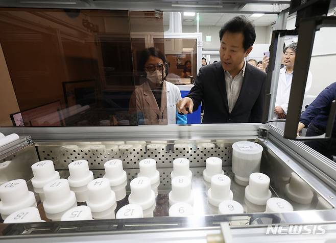 [서울=뉴시스] 김선웅 기자 = 오세훈 서울시장이 24일 서울 서초구 서울특별시 보건환경연구원을 방문해 후쿠시마 오염수 방류 관련 방사능 검사 현장에서 오염 수치 확인을 위한 고순도 게르마늄 감마핵 분석기에 시료를 넣는 작업을 지켜보고 있다. (공동취재사진) 2023.08.24. photo@newsis.com