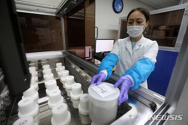 [서울=뉴시스] 김선웅 기자 = 일본이 후쿠시마 오염수 방류를 시작한 24일 서울 서초구 서울특별시 보건환경연구원에서 관계자가 식품 방사능 안전성 검사 작업을 하고 있다. 2023.08.24. mangusta@newsis.com