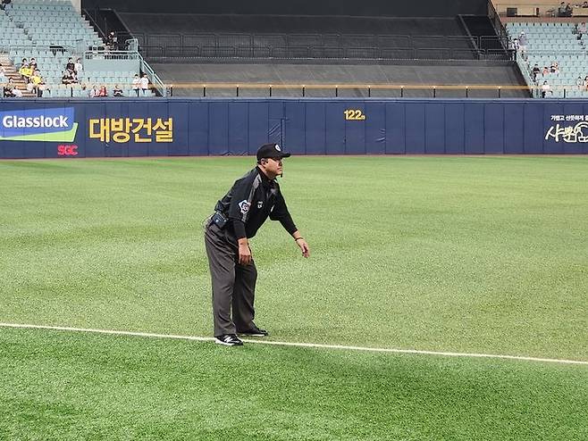 [서울=뉴시스] KBO 심판 무선 인터컴 시범 운영(사진=KBO 제공) *재판매 및 DB 금지