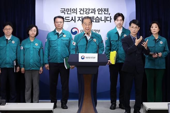 한덕수 국무총리가 24일 서울 종로구 정부서울청사에서 후쿠시마 원전 오염수 방류 관련 대국민 담화를 발표하고 있다. 연합뉴스