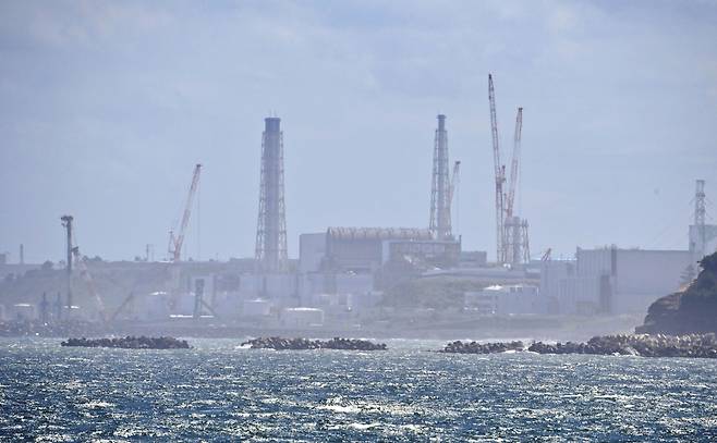 오염수 해양 방류가 시작된 후쿠시마 제1원전의 24일 전경. AP 교도통신