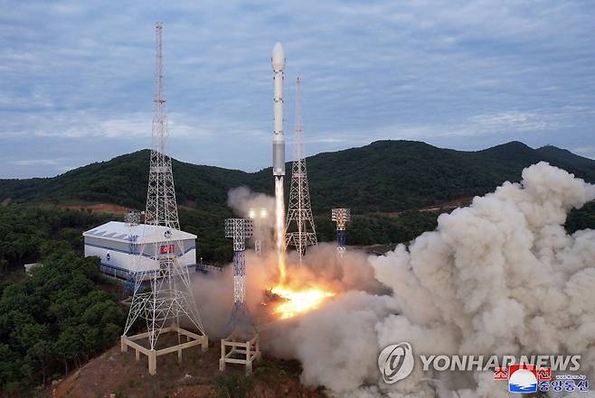 북한, '실패한' 위성 발사 장면 공개 (평양 조선중앙통신=연합뉴스) 북한이 지난달 31일 북한 평안북도 철산군 동창리 새발사장에서 쏜 첫 군사정찰위성 '만리경 1호'를 실은 위성운반로켓 '천리마 1형'의 발사 장면을 1일 조선중앙통신이 공개했다. 이 로켓은 엔진 고장으로 서해에 추락했다. 북한 국가우주개발국은 발사 후 2시간 30여분 만에 실패를 공식 인정했다. 2023.6.1 
    [국내에서만 사용가능. 재배포 금지. For Use Only in the Republic of Korea. No Redistribution] 
 nkphoto@yna.co.kr