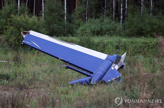 '수직 낙하' 프리고진 탑승 비행기 파편 (트베리[러시아] 로이터=연합뉴스) 러시아 용병기업 바그너 그룹의 수장 예브게니 프리고진이 23일(현지시간) 비행기 추락으로 사망했다. 프리고진이 탑승한 엠브라에르 레거시 600 제트기에는 당시 승무원 3명을 포함해 모두 10명이 타고 있었다. 사진은 트베리 지역에 떨어진 기체 파편을 다음날 촬영한 모습. 2023.08.24 clynnkim@yna.co.kr