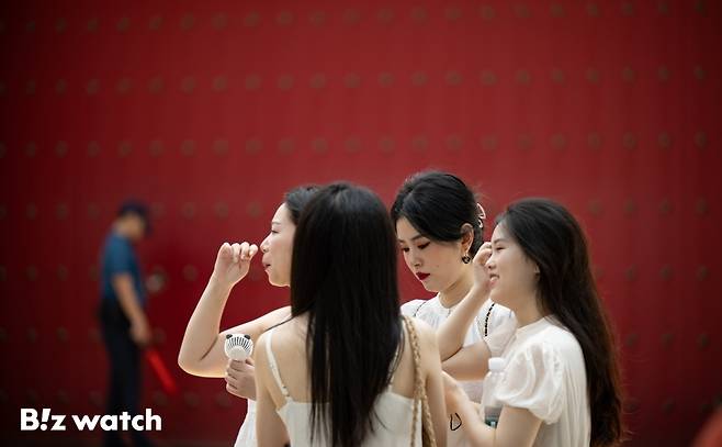 25일 서울 중구 명동거리를 찾은 중국인 관광객들이 환한 표정으로 관광을 하고 있다./사진=이명근 기자 qwe123@