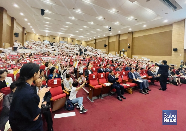 22일 오후 서울 영등포구 국회의원회관 대회의실에서 열린&nbsp;「유보통합과 사회복지법인 어린이집의 구조개혁 방안 포럼」에 참석한 국회의원들이 보육계 종사자들에게 인사를 하고 있다. 소장섭 기자 ⓒ베이비뉴스