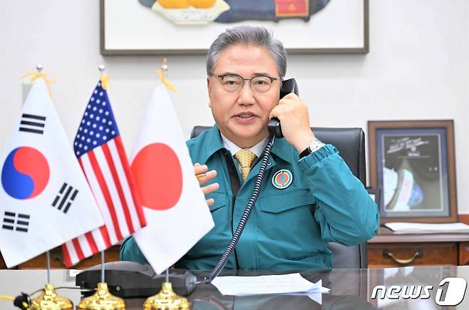 박진 외교부 장관이 24일 토니 블링컨 미국 국무부 장관, 하야시 요시마사(林芳正) 일본 외무상과 전화 통화를 하고 있다. 한미일 3국 외교수장은 이 통화에서 북한의 정찰위성 발사 시도를 한목소리로 규탄하며 강력한 대응을 천명했다. (외교부 제공) 2023.8.24/뉴스1