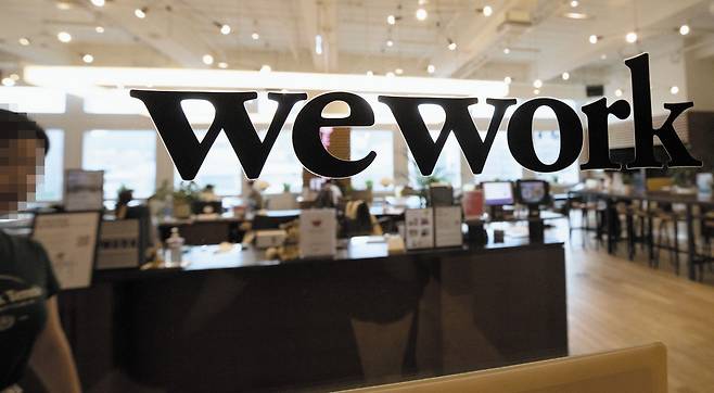 24일 서울 중구 을지로에 위치한 위워크 공유 사무실의 모습. 한때 기업 가치 62조원에 달하는 유니콘 기업으로 평가받던 미국 공유 오피스 기업 ‘위워크(wework)’가 코로나 팬데믹 이후 재택근무 확산 여파로 임차 수요가 줄면서 파산 위기에 처했다. /고운호 기자