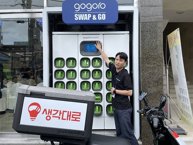 24일 서울 금천구 고고로 스왑앤고 스토어 독산점에서 닷스테이션 관계자가 배터리 스왑 시스템에 대해 설명하고 있다. /양범수 기자