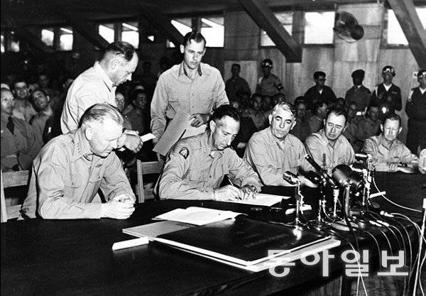 정전협정에 서명하는 클라크 사령관.  그는 ‘승리하지 못한 전쟁 정전협정’에 서명하는 것에 대해 패배감을 느낀다고 회고록에서 소회를 밝혔다.