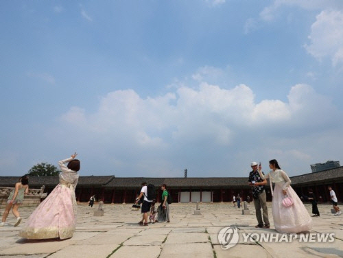 무더위가 계속되고 있는 지난 14일 서울 경복궁 위로 푸른하늘이 비치고 있다. [연합뉴스]