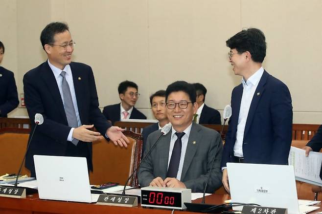 (서울=뉴스1) 황기선 기자 = 이형일 통계청장(왼쪽부터)과 고광효 관세청장, 김완섭 기획재정부 제2차관이 24일 서울 여의도 국회에서 열린 기획재정위원회 전체회의에서 대화를 나누고 있다. 2023.8.24/뉴스1 /사진=뉴스1화상