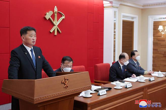 지난 2월 말 조선노동당 중앙위 8기7차 전원회의 분과별 토의에서 발언하고 있는 김덕훈 내각총리. 조선중앙통신 연합뉴스