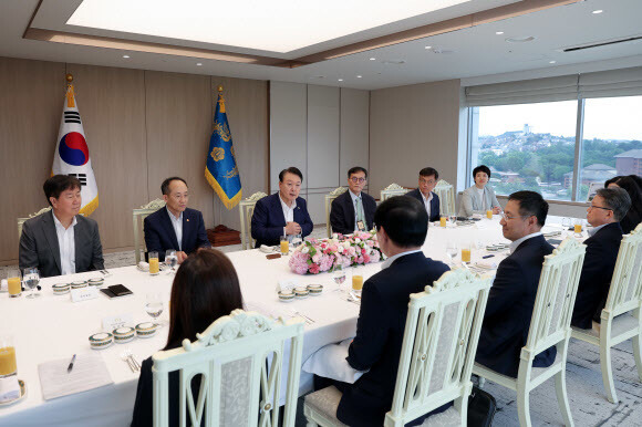 윤석열 대통령이 25일 용산 대통령실에서 거시경제 전문가들과 오찬 간담회를 하고 있다. 대통령실 제공