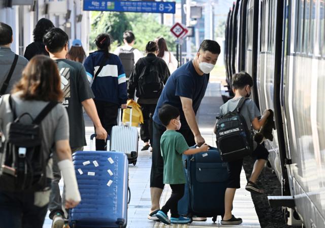 지난해 추석 연휴 당시 서울역에서 귀성객들이 열차에 오르고 있는 모습. 왕태석 선임기자