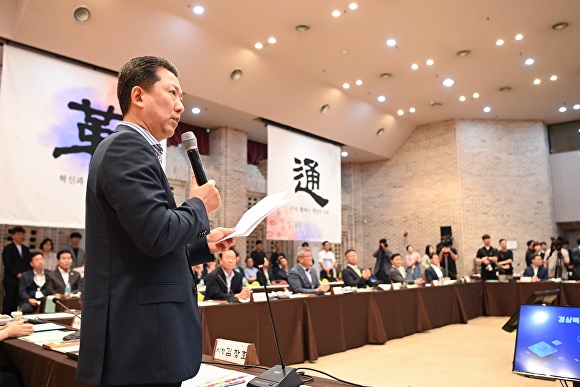김장호 구미시장(왼쪽)이 25일 경북시장군수협의회에서 지방시대 공동대응책을 제하고 있다. [사진=구미시]