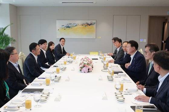 윤석열 대통령이 25일 용산 대통령실에서 추경호 경제부총리 겸 기획재정부 장관, 이창용 한국은행 총재와 거시경제 전문가 오찬 간담회에 참석하고 있다. 사진 대통령실