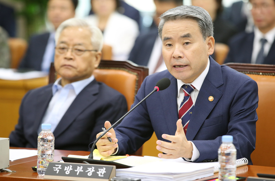 Defense Minister Lee Jong-sup speaks to lawmakers of the parliamentary defense committee on North Korea’s botched spy satellite launch at the National Assembly in western Seoul Friday. [NEWS1]
