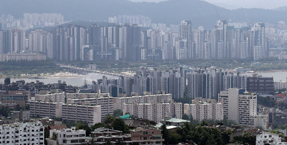 25일 국토연구원이 발표한 '부동산시장 조사분석 2023년 여름호'에 따르면 올해 2분기 부동산시장 압력지수와 부동산시장 소비자심리지수를 통합한 부동산시장 종합지수(K-REMAP)는 전분기 대비 증가했으나 여전히 하강국면이 지속됐다./사진=뉴스1