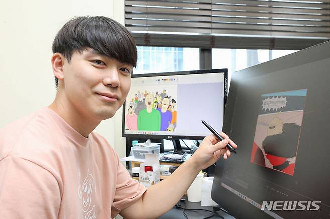 [서울=뉴시스] 권창회 기자 =유튜버 짤툰이 지난 16일 오후 서울 강남구 빅픽처팀 사무실에서 뉴시스와 인터뷰 전 포즈를 취하고 있다. 2023.08.16. kch0523@newsis.com