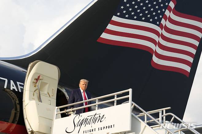 [애틀랜타=AP/뉴시스] 도널드 트럼프 전 미국 대통령이 24일(현지시간) 애틀랜타 하츠필드-잭슨 국제공항에 도착하고 있다. 2023.08.25.
