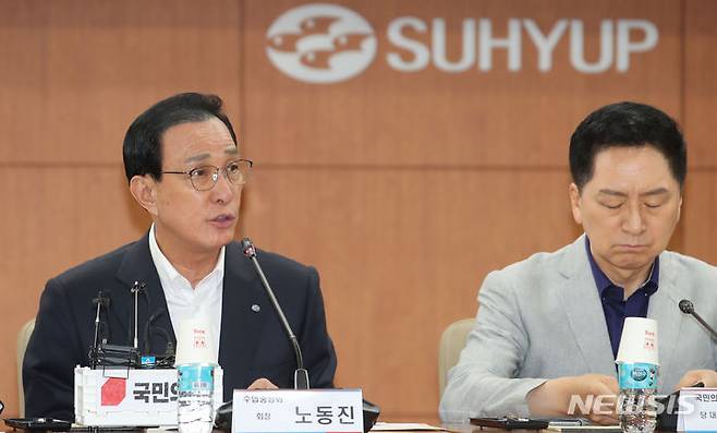 [서울=뉴시스] 권창회 기자 = 노동진 수협중앙회장이 25일 오전 서울 송파구 수협중앙회에서 열린 우리 수산물 지키기 현장 간담회에서 인사말을 하고 있다. 2023.08.25. kch0523@newsis.com