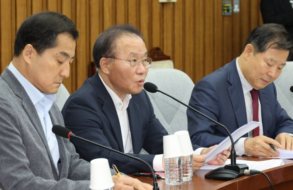 국민의힘 윤재옥 원내대표가 25일 국회에서 원내대책 회의를 하고 있다. 연합뉴스