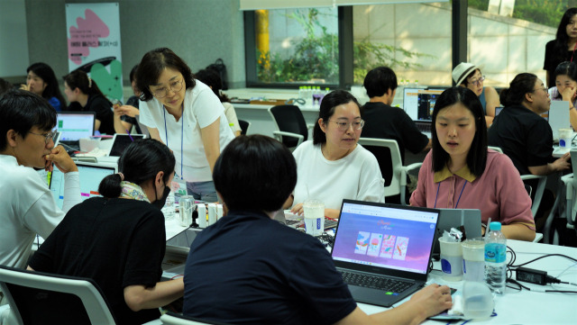 19일 서울 중구 비즈허브 서울센터에서 열린 '2023 디지털 기술 융합 워크숍 예탐 플러스 알파 인공지능 편'에서 참가자들이 교육 프로그램을 진행하고 있다. 사진 제공=한국문화예술교육진흥원