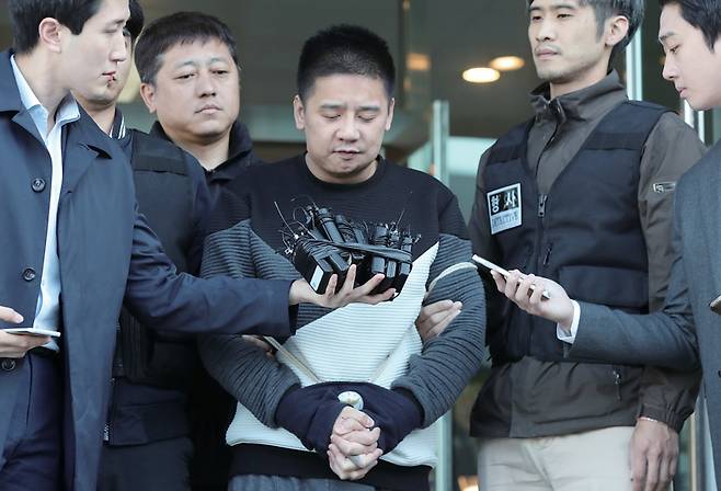 2017년 10월13일 여중생 살인 및 사체유기 사건 피의자 이영학이 검찰에 송치되고 있다. ⓒ연합뉴스