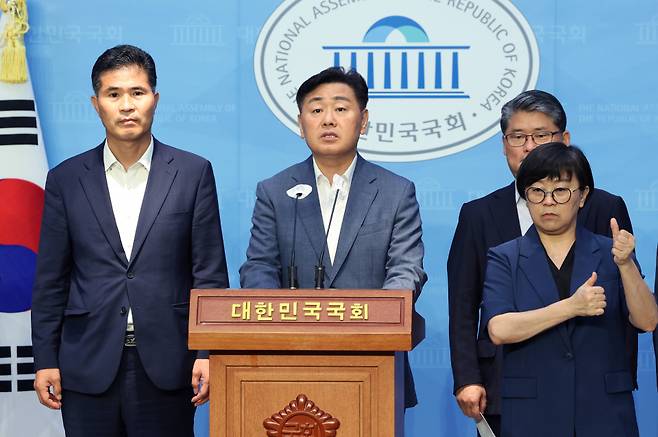 김관영 전북도지사(가운데)가 25일 국회 소통관에서 2023 새만금 세계스카우트잼버리 파행과 관련한 입장을 밝히고 있다. ⓒ연합뉴스