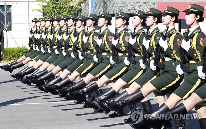 열병식 훈련하는 중국군 여군 의장대 [연합뉴스 자료사진]