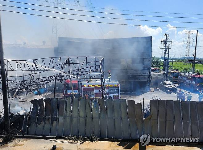 화성 폐기물업체 불…서해안고속도로 일부 통제 (화성=연합뉴스) 25일 오전 경기 화성시 향남읍 구문천리 한 폐기물 업체에서 불이 나 소방당국이 진화작업을 벌이고 있다.  화재로 인해 연기가 인근으로 확산하면서 서해안고속도로 향남졸음쉼터 부근 2㎞ 구간은 양방향 통행이 한때 통제됐다. 2023.8.25 [경기도소방재난본부 제공. 재판매 및 DB 금지] stop@yna.co.kr