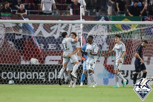 프로축구 인천 선수단이 역전승으로 4경기 무패 행진을 기록하고 환호하고 있다. [한국프로축구연맹 제공]