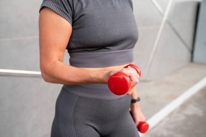 근육을 강화하기 위해 자신의 몸 상태를 잘 살펴 안전한 근력 운동을 하는 것이 좋다. [사진=클립아트코리아]