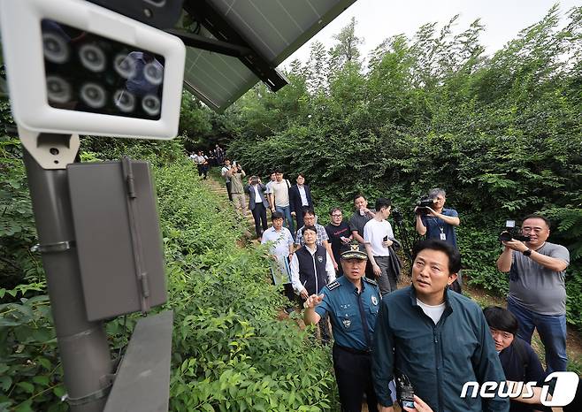 오세훈 서울시장이 18일 오후 성폭행 사건이 일어난 서울 관악구 신림동 소재 야산 등산로를 찾아 근처 CCTV 위치를 확인하고 있다. (공동취재) 2023.8.18/뉴스1 ⓒ News1 이동해 기자