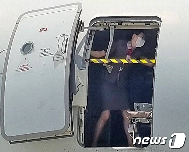 익명을 요구한 한 시민은 "항공기 비상문이 열린 상황에서 여성 승무원이 두 팔을 벌려 입구를 몸으로 막고 있었다＂고 전했다. (독자 제공) 2023.5.28/뉴스1 ⓒ News1 공정식 기자