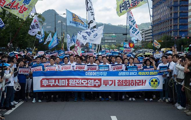 이재명 대표를 비롯한 더불어민주당 의원들이 25일 오전 서울 종로구 광화문광장에서 후쿠시마 원전 오염수 투기 중단을 촉구하며 대통령실 방향으로 행진하고 있다. /박상훈 기자