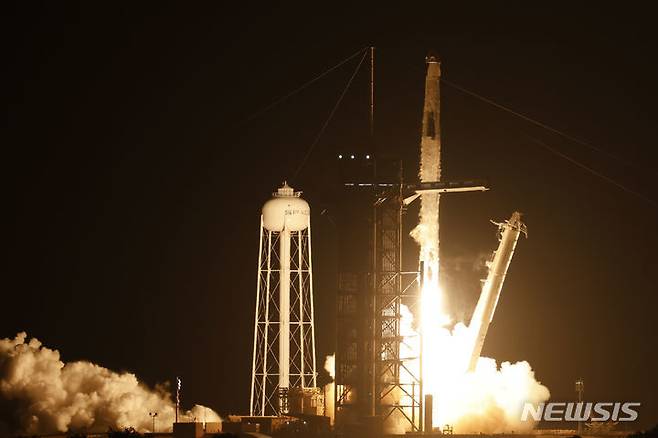 미국 플로리다주 케이프커내버럴의 케네디 우주센터에서 26일(현지시간) 우주비행사들과 함께 크루 드래곤 우주선을 탑재한 스페이스X 팰컨9 로켓이 39A 발사대에서 이륙하고 있다. 케이프커내버럴(미 플로리다주)=AP/뉴시스