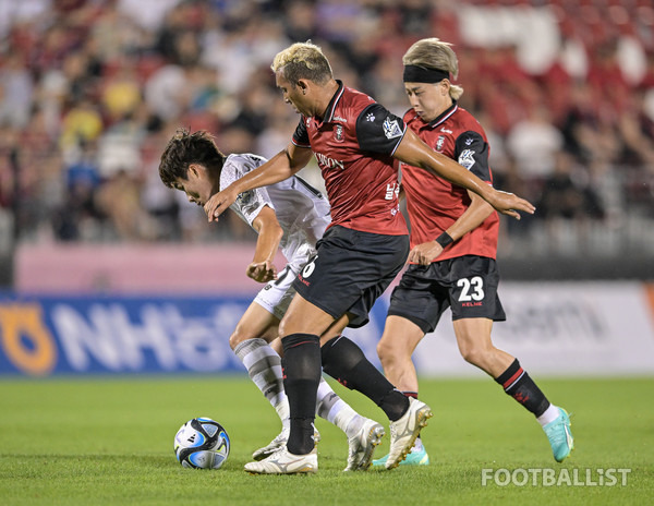 박정인(왼쪽, 서울이랜드), 닐손주니어(가운데), 카즈(오른쪽, 부천FC). 서형권 기자