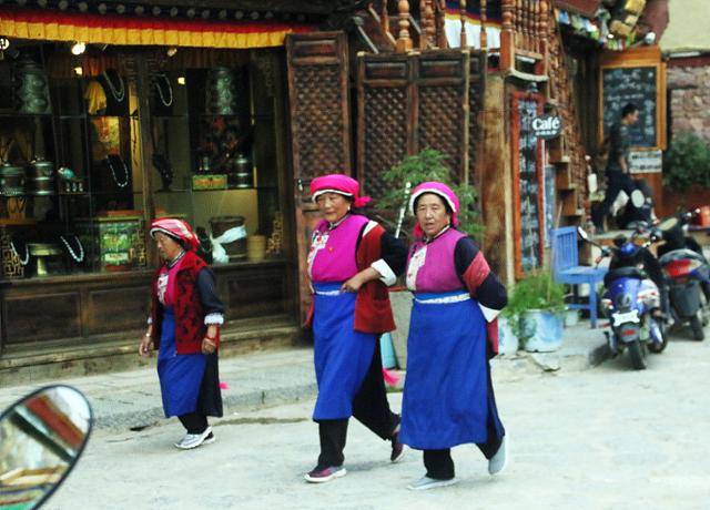 샹그릴라 고성의 티베트 여성들. ⓒ최종명