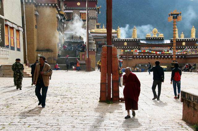 송찬림 사원의 광장. ⓒ최종명