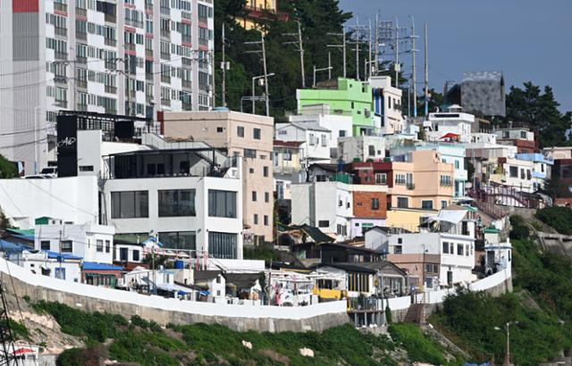 26일 부산 영도구 흰여울문화마을 전경. 관광객을 겨냥해 골목 안쪽 주택을 매입해 2층이나 3층으로 불법 증축해 운영하는 루프탑 카페가 늘면서 주민들은 소음, 사생활 침해 등의 불편을 호소하고 있다. 부산=왕태석 선임기자