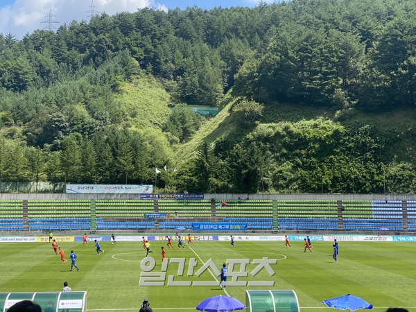 제주 국제대(주황색)와 중앙대의 백두대간기 결승전. 중앙대가 막강한 공격력을 자랑하며 우승을 차지했다.(사진=김희웅 기자)