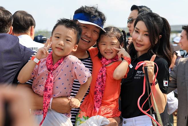 윤석열 대통령 부인 김건희 여사가 26일 서울 용산어린이정원 내 조성된 분수정원에서 열린 다둥이가족 초청행사에 깜짝 방문, 어린이와 기념사진을 찍고 있다. /사진=연합뉴스