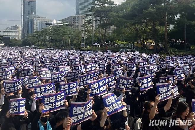 26일 서울 영등포구 여의도 국회의사당 앞에서 전국 각지에서 모인 교사들이 공교육 정상화를 위한 집회에 참석해 팻말을 흔들고 있다.   사진=조유정 기자