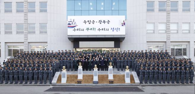 2018년3월1일 서울 노원구 육군사관학교에서 열린 독립전쟁 영웅 흉상 제막식에서 이종찬 국립대한민국임시정부기념관 건립위원장, 이준식 독립기념관장 등 독립운동가 후손들과 김완태 육군사관학교장을 비롯한 군 관계자, 사관생도들이 기념사진을 찍고 있다. 흉상은 왼쪽부터 홍범도 장군, 지청천 장군, 이회영 선생, 이범석 장군, 김좌진 장군. /사진제공=육군사관학교