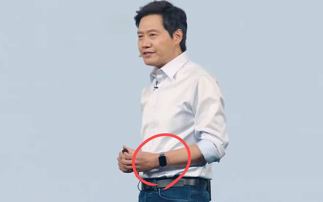 샤오미 창업자 레이쥔 최고경영자(CEO)가 14일 신제품 발표 행사에 ‘미 밴드8 프로’를 착용한 채 등장했다. [유튜브 ‘Xiaomi’]