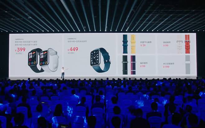 샤오미 창업자 레이쥔 최고경영자(CEO)가 14일 신제품 발표 행사에서 ‘미 밴드8 프로’를 소개하고 있다. [유튜브 ‘Xiaomi’]